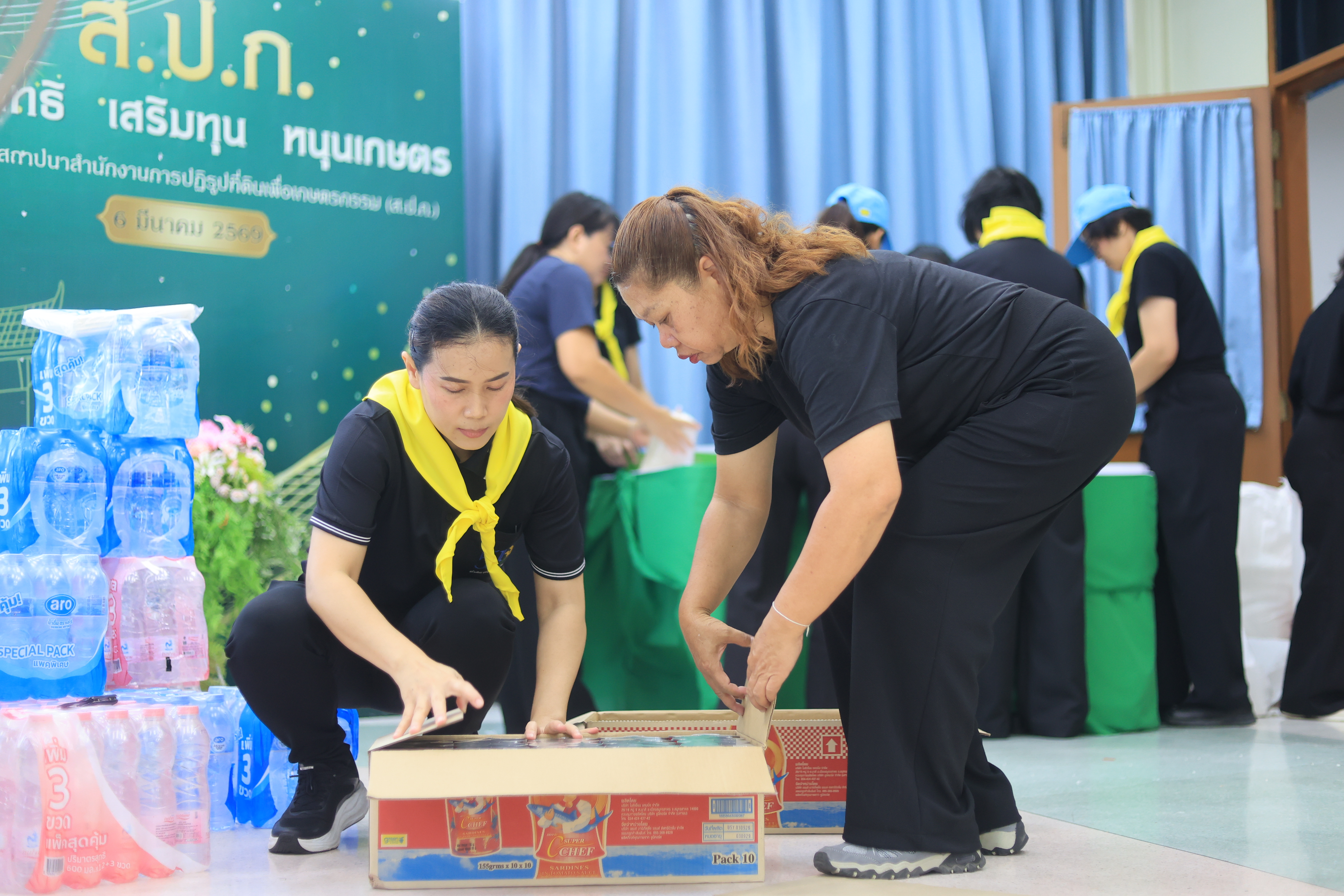 title - ส.ป.ก. ระดมจิตอาสาเตรียมถุงยังชีพ ส่งต่อความห่วงใยจาก รมช.เกษตรฯ ถึงมือผู้ประสบอุทกภัย